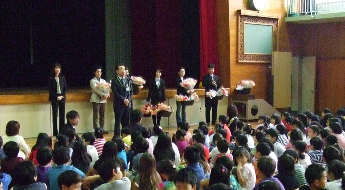 「港区立東町小学校」の児童のみなさんに“家族や大切な方に感謝の気持ちを花に託して伝えよう”というメッセージを込めて、カーネーションを贈呈しました。